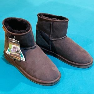 NEW AIC UGG CHAND'S BOOTS
100% GENUINE SHEEPSKIN
SIZE 9, DARK BROWN